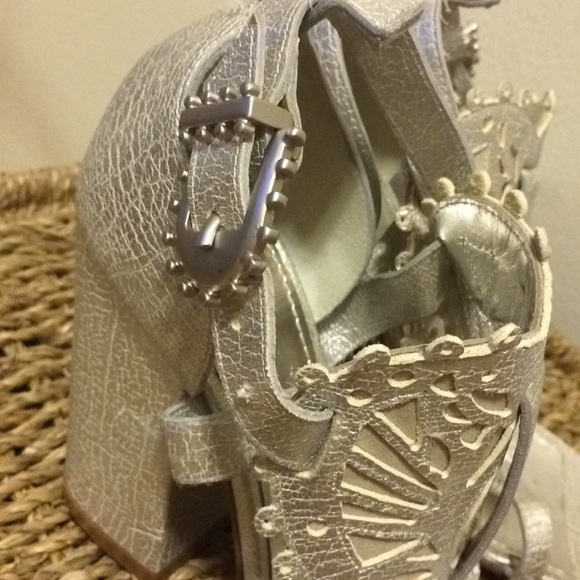 ⚡️Givenchy metallic leather lace heart block heels - Picture 10 of 16